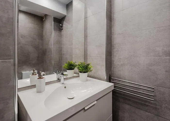 Spacious With A View - Historic Center By Rems *